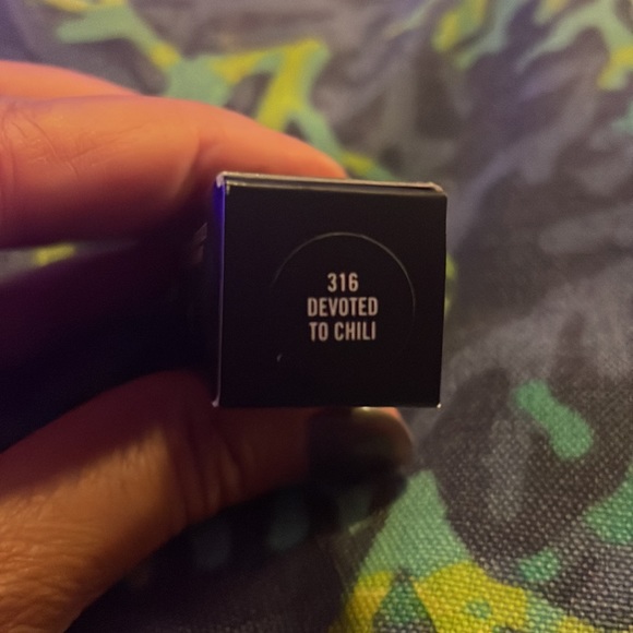🆕 MAC Cosmetics Powder Kiss Lipstick in Devoted to Chili - Picture 2 of 5
